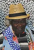 Lena Nyadbi ist eine berühmte Künstlerin, geboren im Jahr 1936.