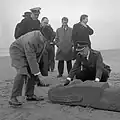 1. April im Jahr 1962, Strand in den Niederlanden: Angeblich wurde diese Statue von den Osterinseln angespült.