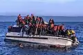 Flüchtlinge aus dem Irak und Syrien auf einem Boot von Helfern. Sie kommen gerade auf einer griechischen Insel an.