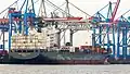 Mit einem Containerschiff lassen sich große Mengen transportieren.