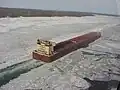 Ein Frachtschiff im Winter