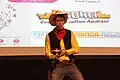 Auf einer Buchmesse in Paris spielt jemand Lucky Luke nach.