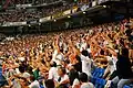 Auch bei einer Laola-Welle im Stadion läuft die Bewegung rund, die Menschen bleiben aber an ihrem Platz.