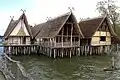 Ein Pfahlhaus auf dem Wasser, nachgebaut in einem Freilichtmuseum am Bodensee