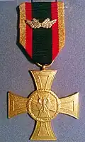 Die deutsche Armee, die Bundeswehr, gibt besonders tapferen Soldaten ein solches Ehrenkreuz.
