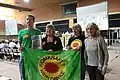 Parteimitglieder mit einer Flagge gegen Atomkraft