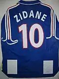 Ein Frankreich-Trikot von Zidane. Er spielte immer mit der Nummer 10.