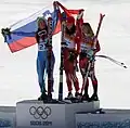 Die Siegerin eines Ski-Wettbewerbs: Der Flagge nach kommt sie aus Slowenien.