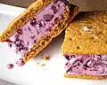 Brombeeren-Eis zwischen zwei Waffeln