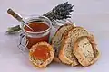 Man isst gern Brot mit Aprikosen-Marmelade.