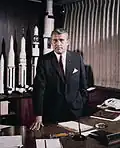 Wernher von Braun aus Deutschland war der Chef des Apollo-Programms. Im Zweiten Weltkrieg hatte er noch deutsche Raketen für den Krieg gebaut.