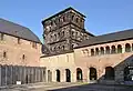 Hier ragt das Tor hinter dem Simeonsstift hervor. Darin befand sich früher ein Kloster. Heute ist es ein Museum.