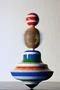 Ein Kreisel der sich schnell dreht, bleibt auf seiner Spitze stehen, ohne umzufallen.