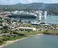 Hafen der Hauptstadt St. John's mit Kreuzfahrtschiff