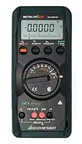 Mit einem modernen „Multimeter“ lassen sich viele elektrische Größen messen. Man muss es aber richtig anschließen und einstellen können.