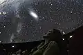 In Tschechien: Besucher im Inneren eines Planetariums schauen sich das Bild des Sternenhimmels an.