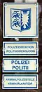 Hausschild der Polizei in Husum, auch in Nordfriesisch