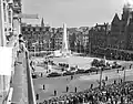 Das Denkmal auf dem Damm erinnert an den Zweiten Weltkrieg. Hier im Jahr 1956 bei der Einweihung.