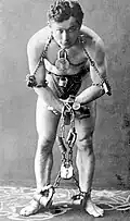 Der gefesselte Harry Houdini. Er wurde als Erik Weisz in Ungarn geboren.
