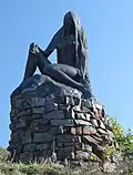 Die Statue der Loreley, am Fuße des Felsens