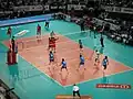 Volleyball wird meist in der Halle gespielt