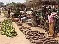 Auf dem traditionellen Markt werden Bananen und Yam-Wurzeln verkauft.