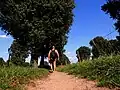 Ein Mann beim Nacktwandern. Das ist nicht überall erlaubt.
