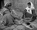 Im Jahr 1905 in Palästina: Zwei arabische Frauen mahlen Kaffeebohnen in einem Mörser.