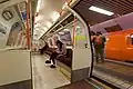 In der U-Bahn von Glasgow in Schottland. Rechts sieht man durch die geöffnete Tür den Bahnsteig.