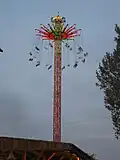 Beim Starflyer fliegen die Sitze ebenfalls an Ketten durch die Luft. Hinzu kommt, dass sie sich um einen hohen Turm drehen.