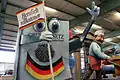 Ein Umzugswagen der Fastnacht in Mainz aus dem Jahr 2015: Das „Grundgesetz” sagt „Herzlich willkommen“.