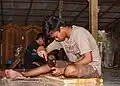 In Indonesien: Ein Holzschnitzer in seiner Werkstatt.