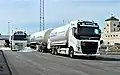 Mit so einem Lastwagen transportiert man flüssig gemachtes Gas.