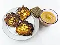 Selbtgemachte Reibekuchen mit Schwarzbrot und Senf