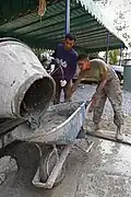Beton fließt aus der Mischmaschine