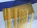 Die rohen Spaghetti sind lang und dünn.