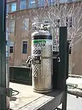 Druckflasche mit flüssigem Sauerstoff. Wenn man den Hahn öffnet, entweicht der Sauerstoff wieder als Gas.
