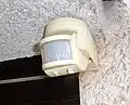 Solche Bewegungsmelder schalten nachts bei Bewegung das Licht ein. Auch sie funktionieren wie ein Radar.