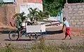 Dieser Junge in Venezuela muss Gasflaschen transportieren.