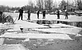 In Nordamerika im Jahr 1970: Man holt Eis von einem zugefrorenen See.
