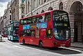 Die Doppeldecker-Busse sind typisch für London.
