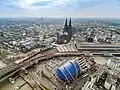 Der Dom von oben: In der Mitte des Bildes sieht man den Hauptbahnhof von Köln.