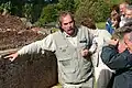 Reiseführer ist auch ein Beruf, bei dem man Touristen durch einen Ort führt. Wie hier in Großbritannien.