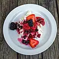 In diesem englischen Nachtisch sind Erdbeeren, Beeren, Baiser und Sahne.