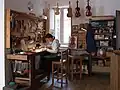 Eine Geigenbauerin in ihrer Werkstatt