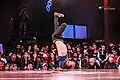 Ein Jugendlicher beim Breakdance
