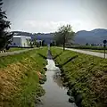 Dieser Bach wurde in eine Vertiefung gelegt, damit er die Straße nicht überschwemmen kann.