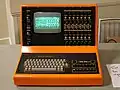 Um das Jahr 1980 konnte man mit solchen Computern Drums, also Schlagzeug, nachmachen. Später nannte man so etwas eine Grovebox.
