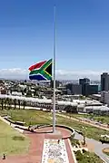 Als Mandela im Jahr 2013 starb, wurden in Südafrika die Flaggen auf halbmast gesetzt.