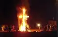 Hier wird gerade ein Kreuz verbrannt.